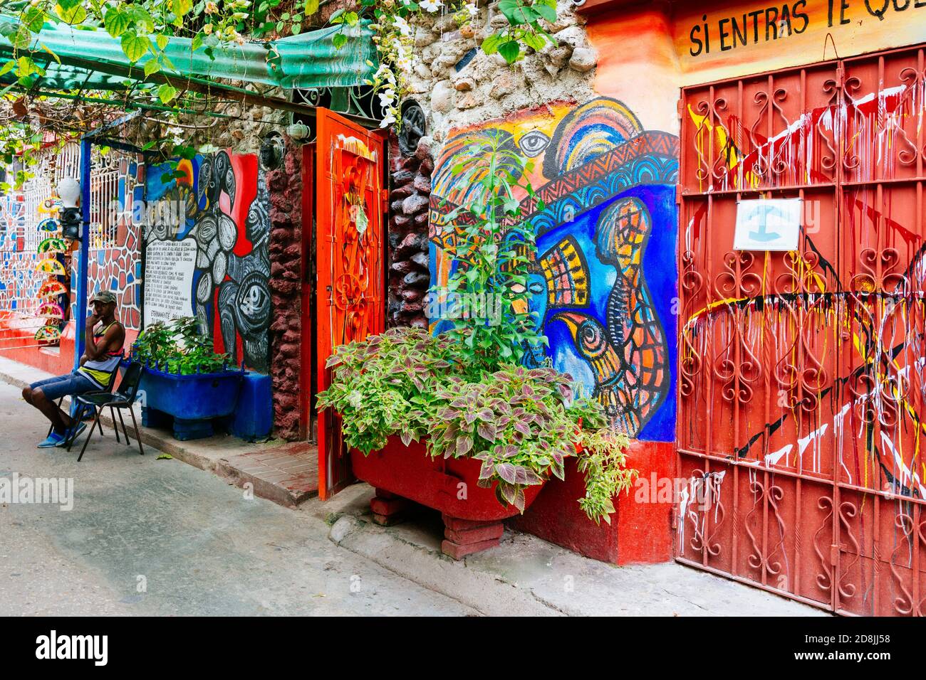 Callejón de Hamel. Die schmale Gasse ist durch die von Salvador González geschaffene Kunst zu einem Schrein afro-kubanischer Religionen geworden. Die Gebäude sind gesäumt Stockfoto