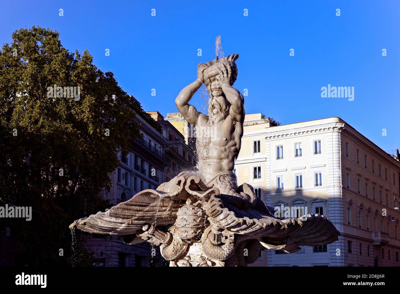 Triton-Brunnen, Meisterwerk des Barock von Bernini, Barberini-Platz, Altstadt von Rom, Italien, Europa. Klarer blauer Himmel, Kopierbereich. Stockfoto