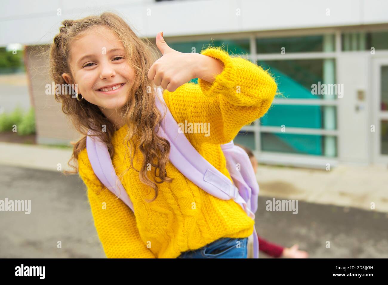 Ein schönes Porträt von niedlichen Mädchen mit Rucksack in der Schule Stockfoto