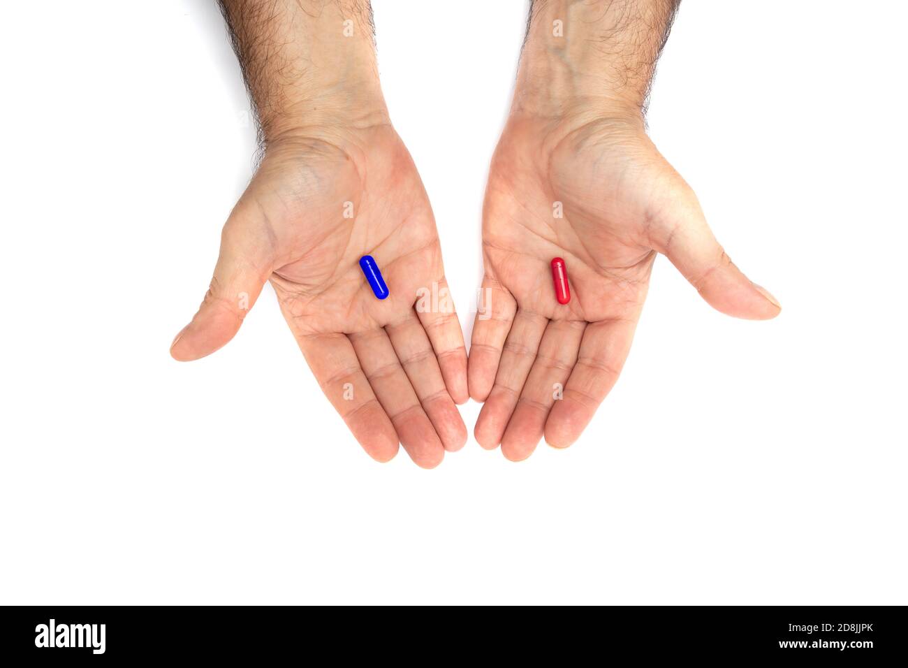 Rote und blaue Pillen auf der Hand isoliert auf weißem Hintergrund. Sie repräsentieren die Wahl zwischen der Umarmung der Wahrheit und der Realität, der roten oder glückseligen Unwissenheit, Stockfoto