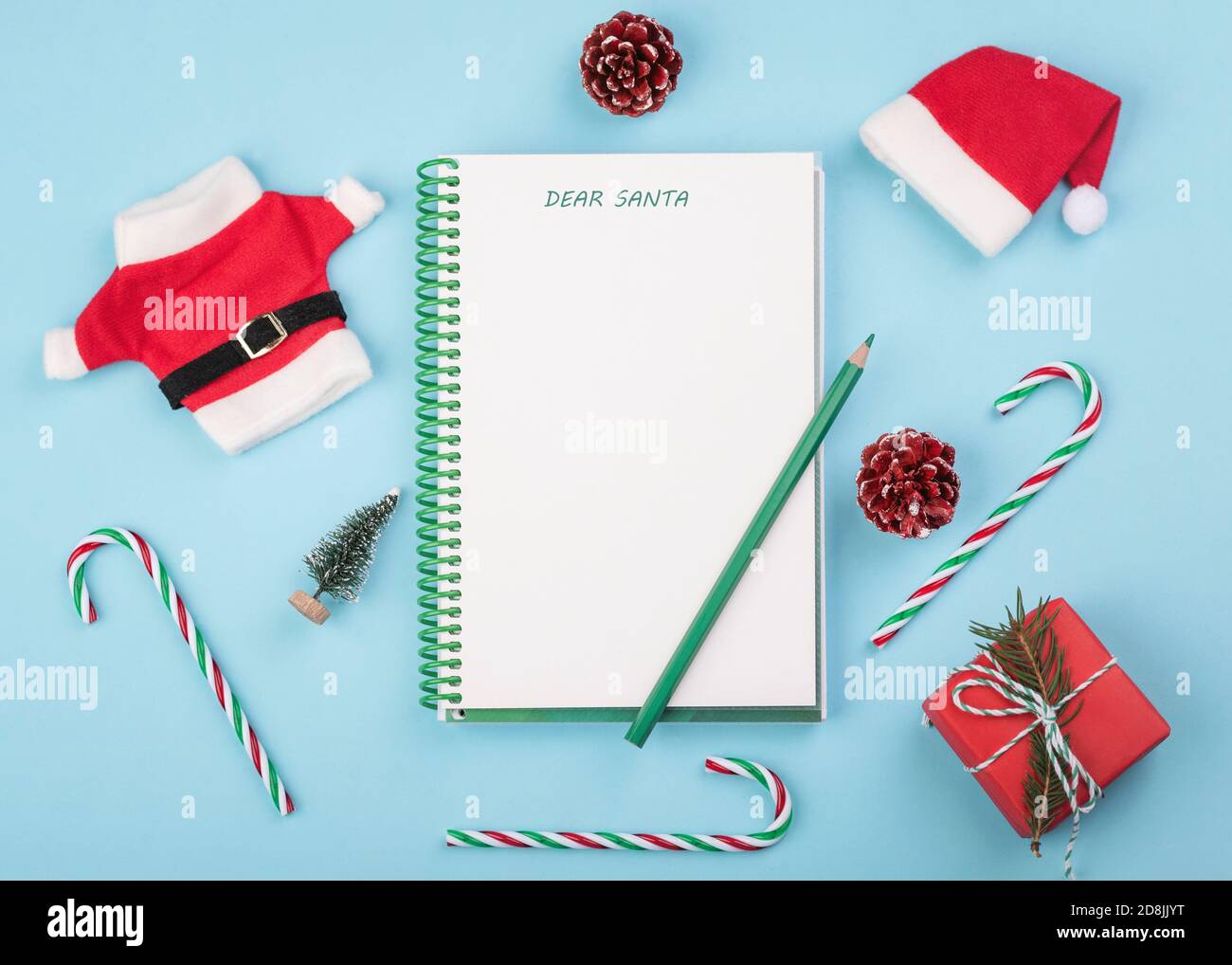 Frohe Weihnachten.Weihnachtskonzept Hintergrund.Brief an den Weihnachtsmann mit weihnachtsdekoration Auf blauem Hintergrund Stockfoto