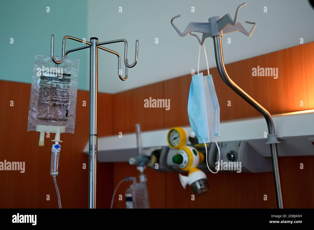 Französisches Krankenhaus in Paris während der Krise. Ausrüstung und eine Gesichtsmaske Stockfoto