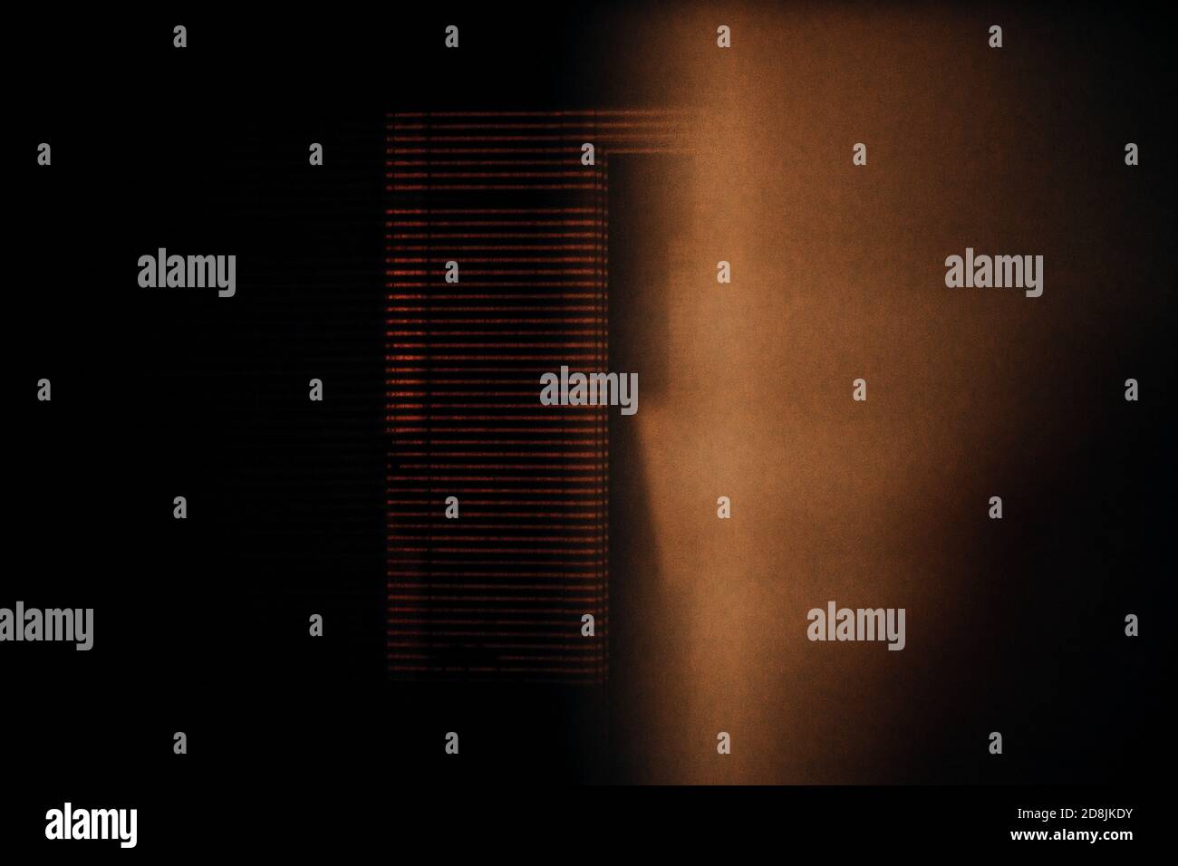 Projektion einer mystischen Tür irgendwo, neben einem großen Feuerblitz Stockfoto