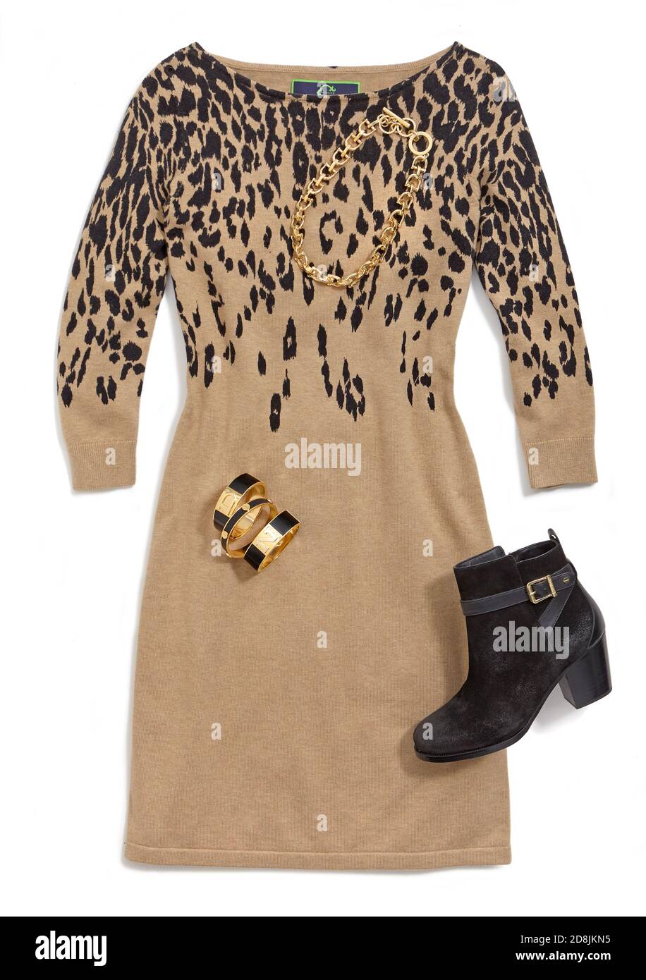 Leopard Strickkleid Outfit mit schwarzem Stiefelette und Goldschmuck aus C.Wonder's Look Book. Fotografiert auf weißem Hintergrund Stockfoto