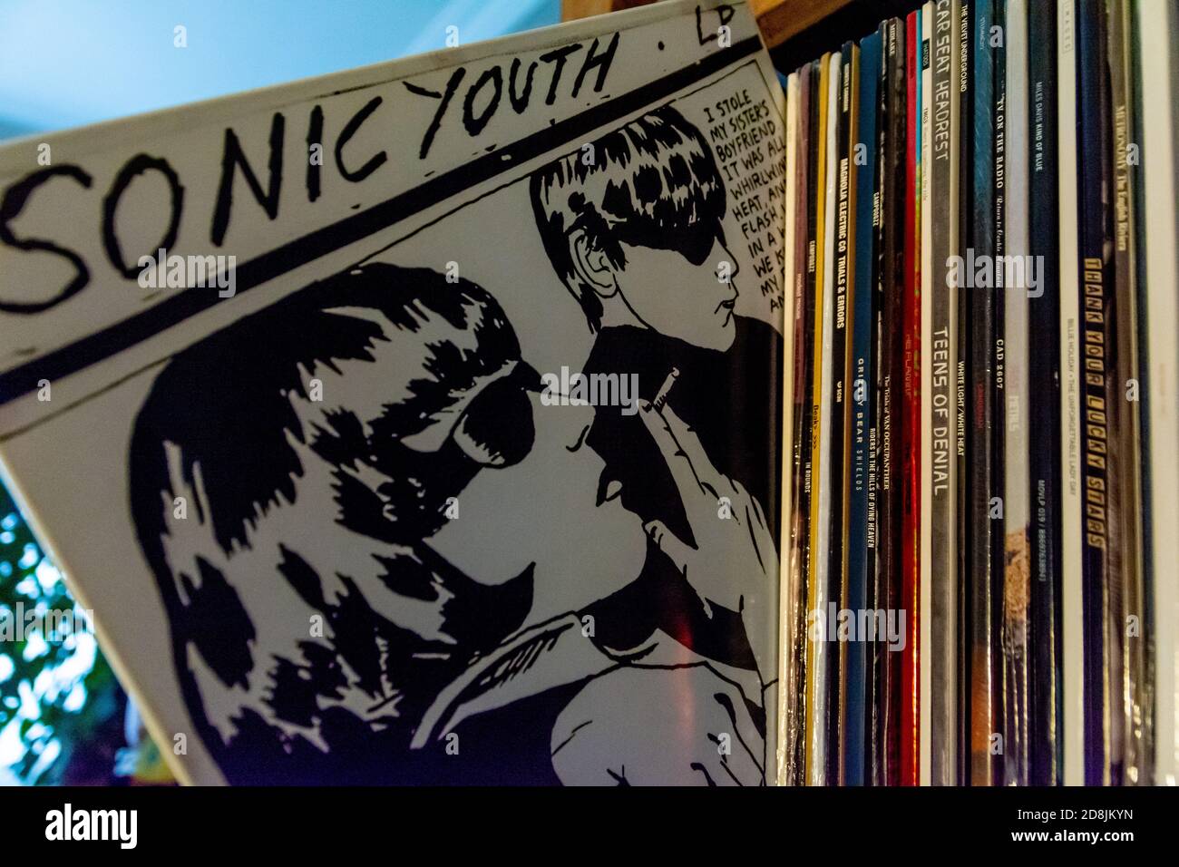 ANTWERPEN, BELGIEN - 26. Okt 2020: Antwerpen, Belgien, 2020. Oktober: Illustrative Editorial: Sonic Youth Goo Vinyl Album aus der Sammlung gezogen Stockfoto