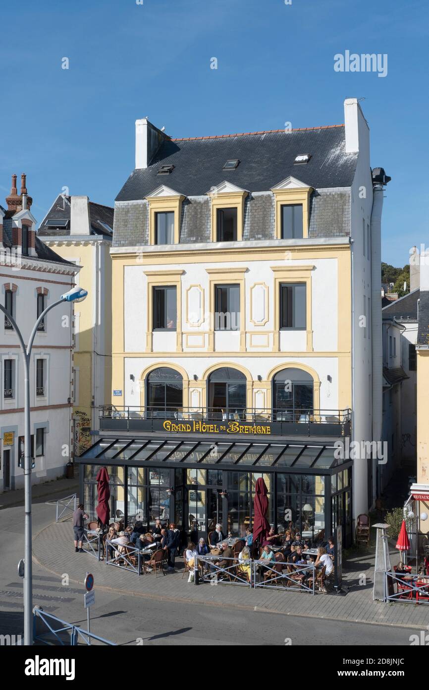 Ein Hotel Restaurant neben dem Hafen von Le Palais, Belle Ile, Bretagne, Frankreich Stockfoto