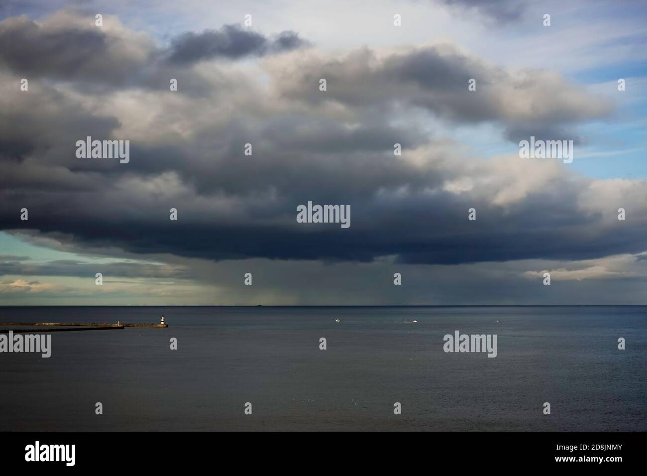 Dunkle Regenwolken über dem Meer außerhalb von Seaham Harbour in Co. Durham, England, Großbritannien Stockfoto