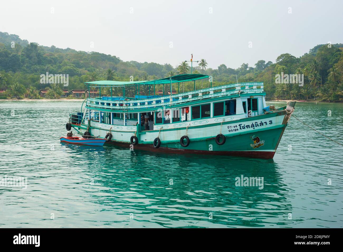 Altes Holzboot, das die Leute zu einem Tauchplatz bringt, eine der wichtigsten Aktivitäten, die Touristen auf Koh Kood Island, Thailand angeboten werden Stockfoto