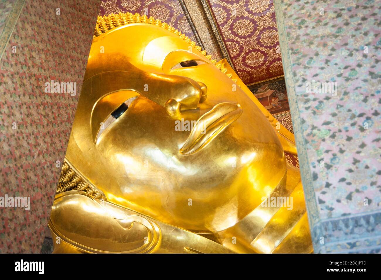 Kopf von Reclining Buddha im Wat Pho Tempel, Bangkok, Thailand Stockfoto