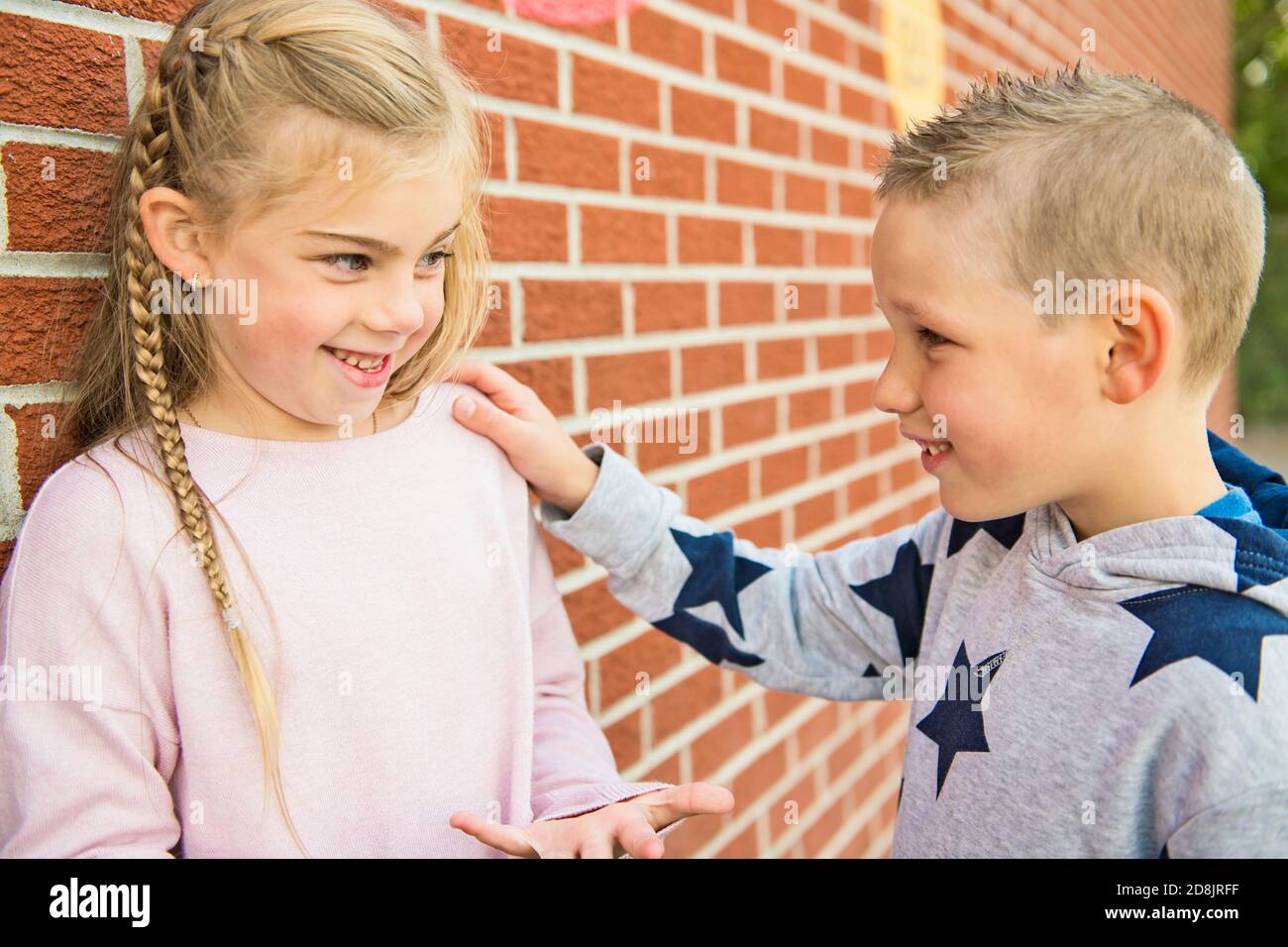 Mädchen Problem in der Schule, sitzen und trösten Kind einander Stockfoto