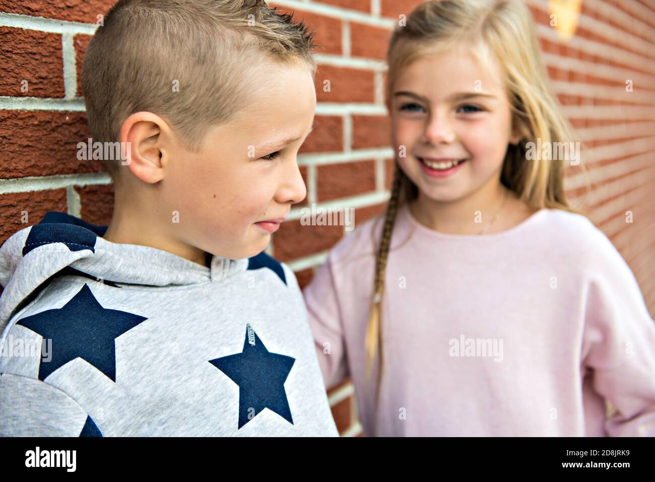 Junge Problem in der Schule, sitzen und trösten Kind einander Stockfoto