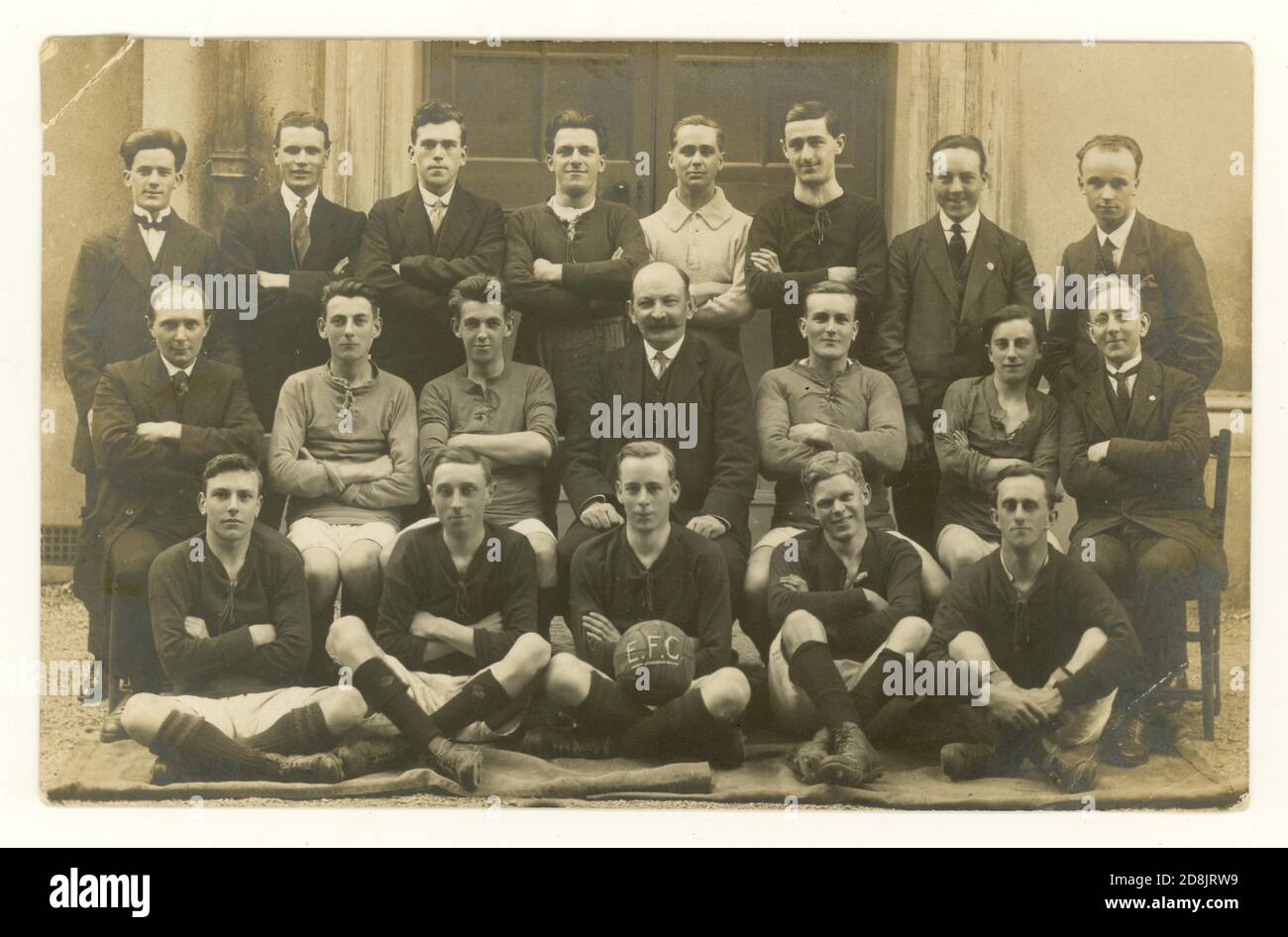 Originalpostkarte aus der Zeit vor WW1 des Fußballteams - E.F.C. ist auf dem Fußball geschrieben, aber nicht bekannt, ob dieser Everton Football Club, um 1912, 1913. Unbekannter Ort, Großbritannien Stockfoto