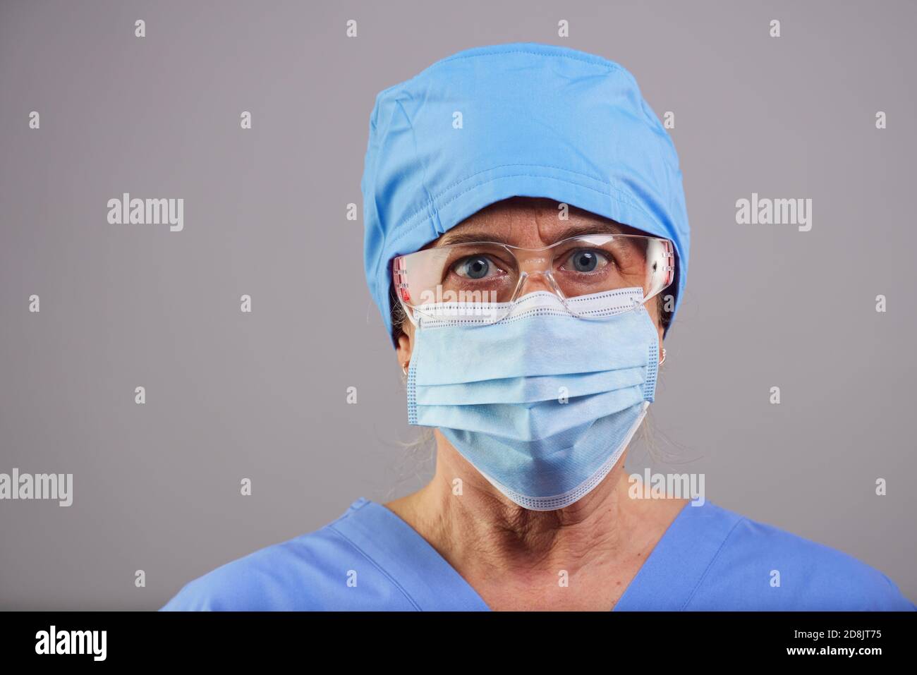 Krankenschwester trägt Maske und Peelings am Freitag, 30. Oktober 2020, (Rick Osentoski) Stockfoto