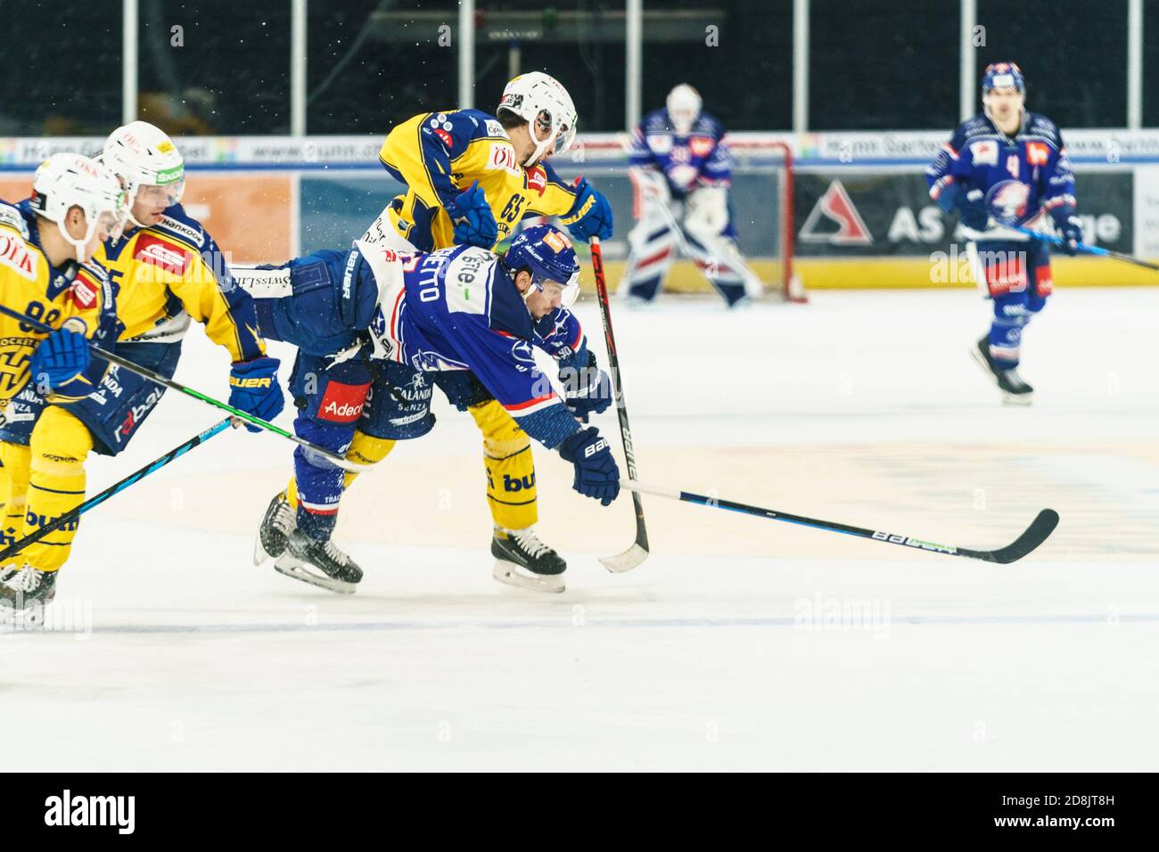 30.10.2020, Zürich, Hallenstadion, Nationalliga: ZSC Lions - HC Davos, # 10 Sven Andrighetto (ZSC) im Flug gegen # 65 Marc Wieser (Davos). Stockfoto