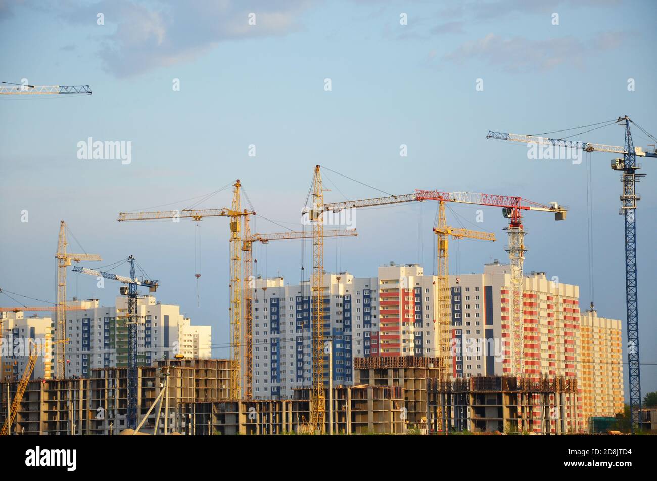 Innen Platz für viele hohe Gebäude im Bau und Kräne Unter einem blauen Himmel arbeiten an Ort und Stelle mit hohen Häusern Stockfoto