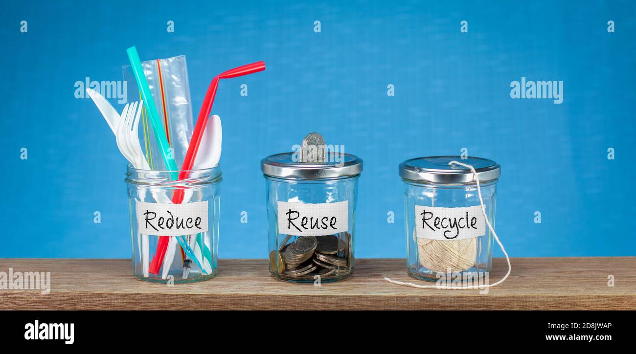 Gläser mit Text reduzieren, wiederverwenden, recyceln.. Sparen Sie Geld, Öko-Lifestyle, nachhaltiges Wohnen und Zero Waste Konzept Stockfoto