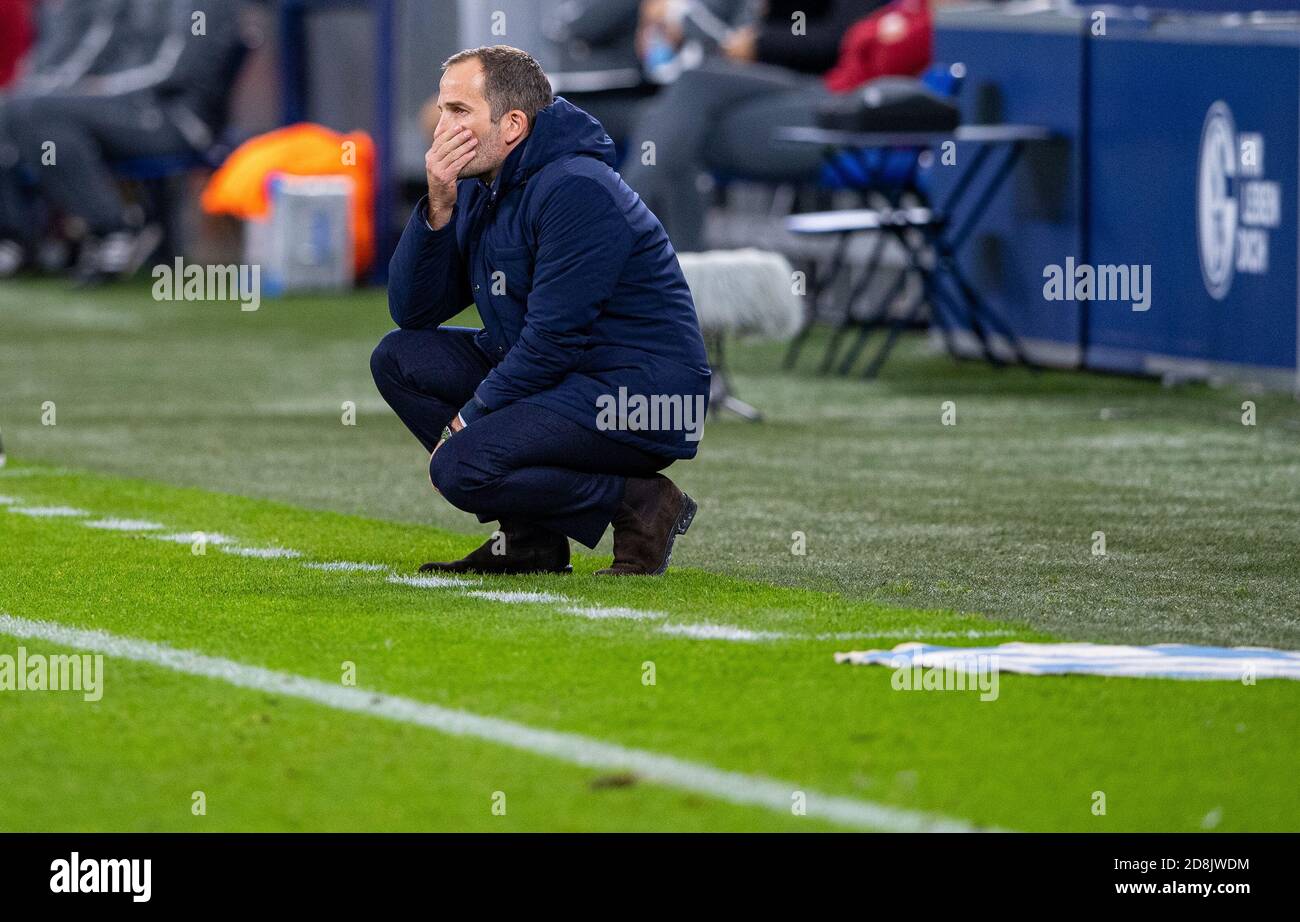 Gelsenkirchen, Deutschland. Oktober 2020. Fußball: Bundesliga, FC Schalke 04 - VfB Stuttgart, 6. Spieltag in der Veltins Arena. Schalkes Trainer Manuel Baum kniet an der Seitenlinie. Quelle: Guido Kirchner/dpa - WICHTIGER HINWEIS: Gemäß den Bestimmungen der DFL Deutsche Fußball Liga und des DFB Deutscher Fußball-Bund ist es untersagt, im Stadion und/oder aus dem Spiel aufgenommene Aufnahmen in Form von Sequenzbildern und/oder videoähnlichen Fotoserien zu nutzen oder auszunutzen./dpa/Alamy Live News Stockfoto