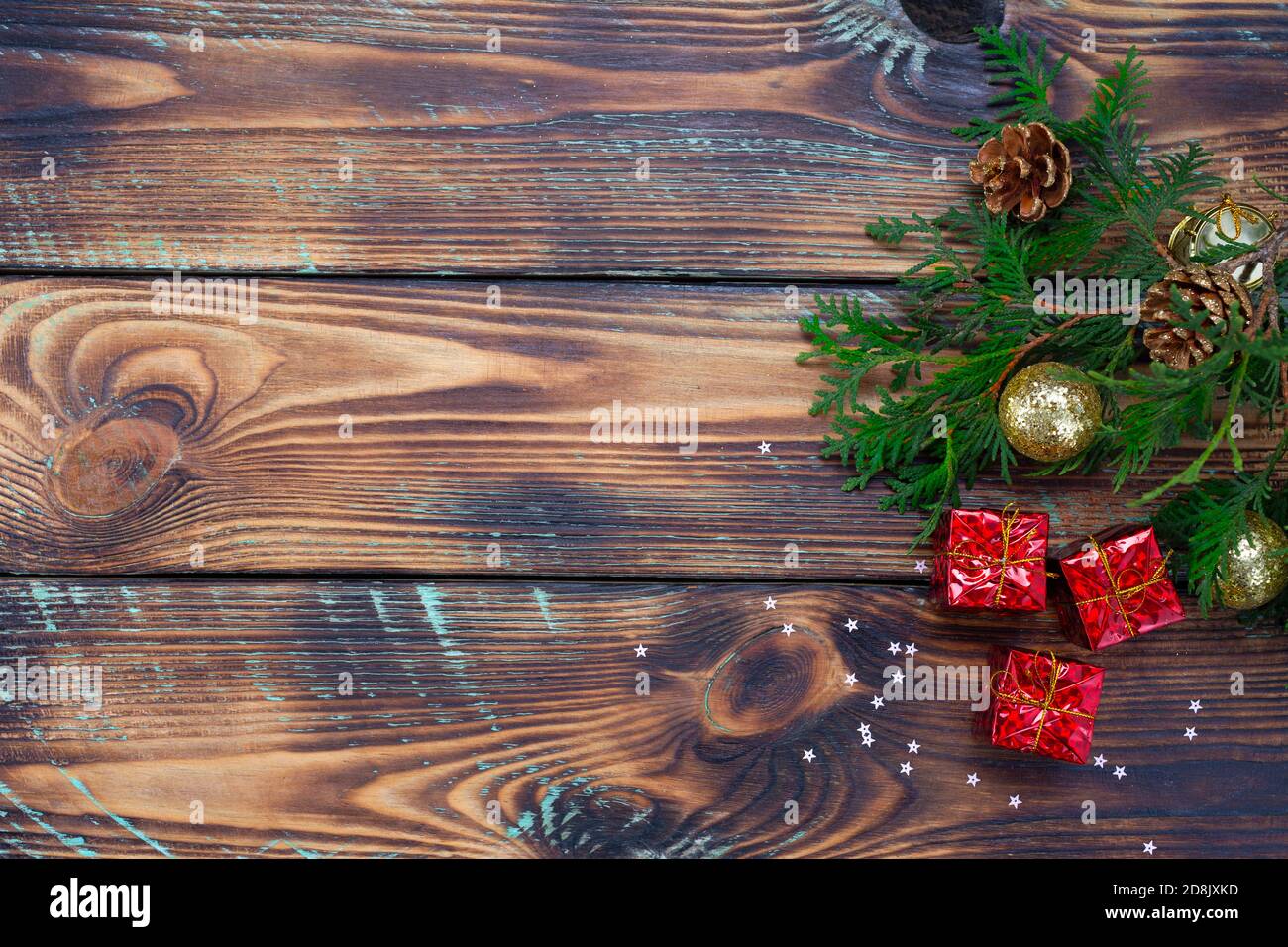 Weihnachtskomposition Spielzeug, Geschenke und Zweige eines Weihnachtsbaumrahmens auf Holzhintergrund Stockfoto