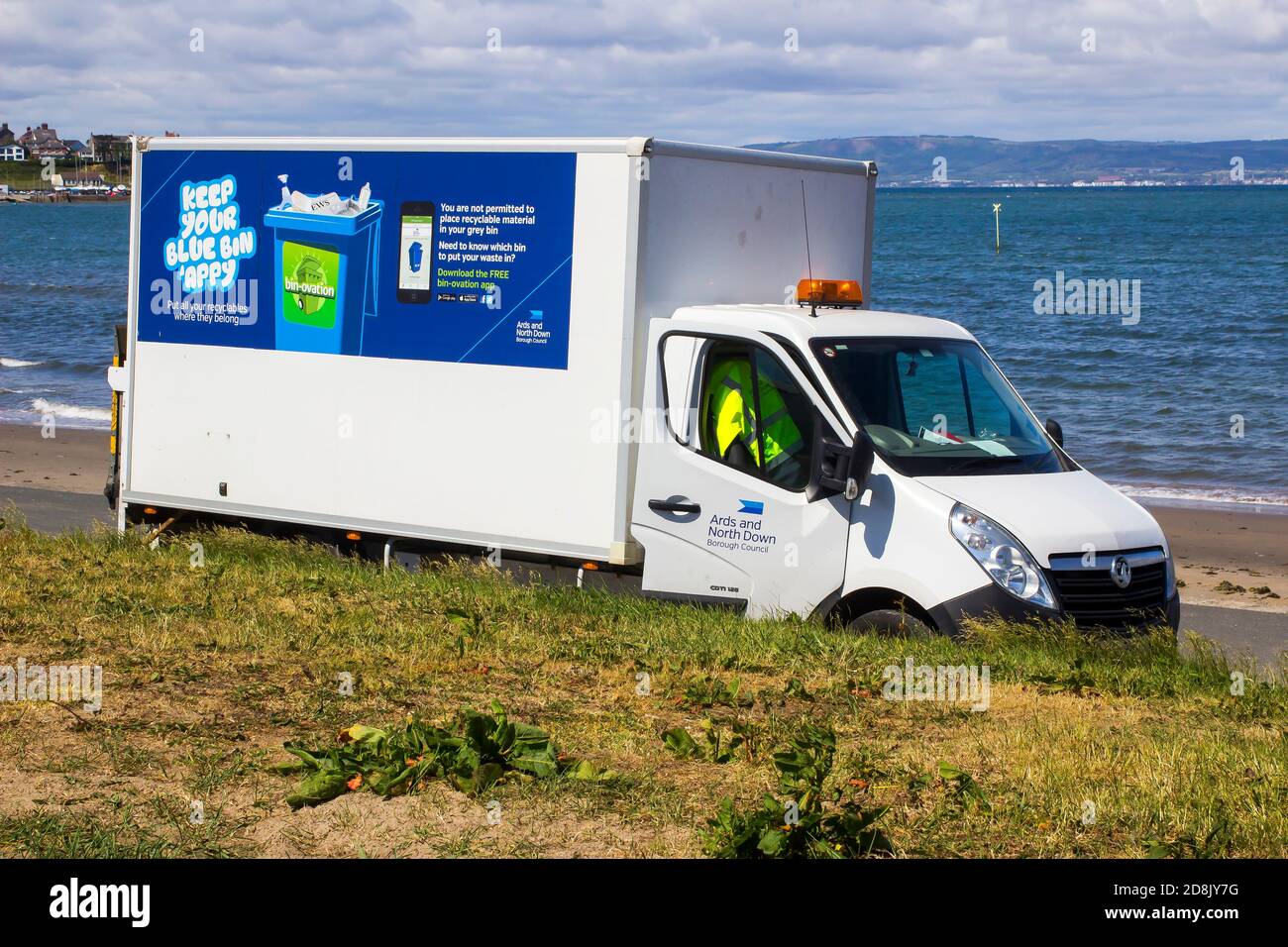 Juni 2020. An einem warmen Sommernachmittag parkte ein gemeinderat-Van am Ufer der Ballyholme Bay, als die Arbeiter eine kurze inoffizielle Brea nehmen Stockfoto