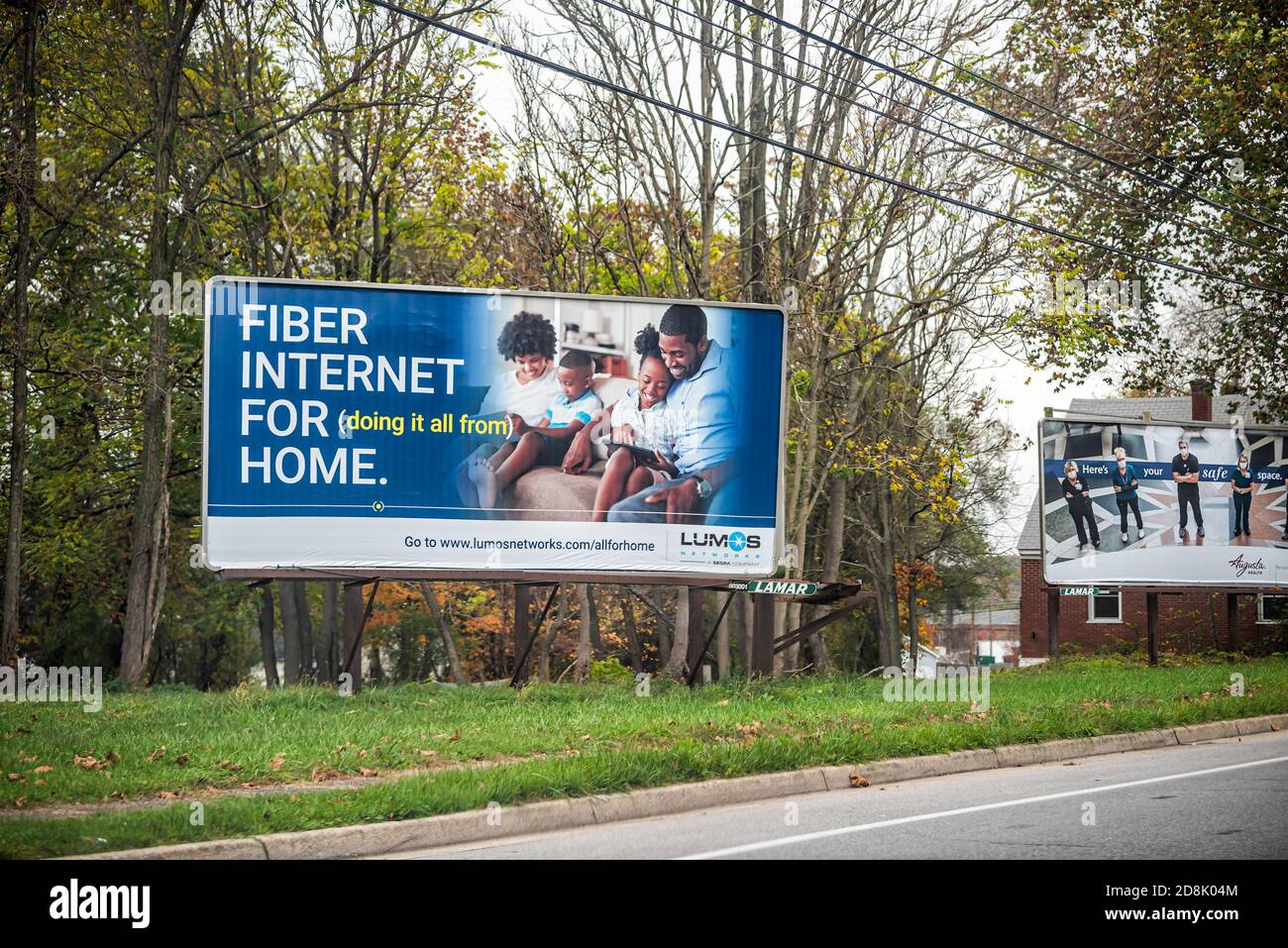 Waynesboro, USA - 27. Oktober 2020: Plakatwand-Anzeige-Schild auf Stadtstraße in ländlicher Stadt Virginia für Faser-Internet für zu Hause von Lumos, ein SE Stockfoto