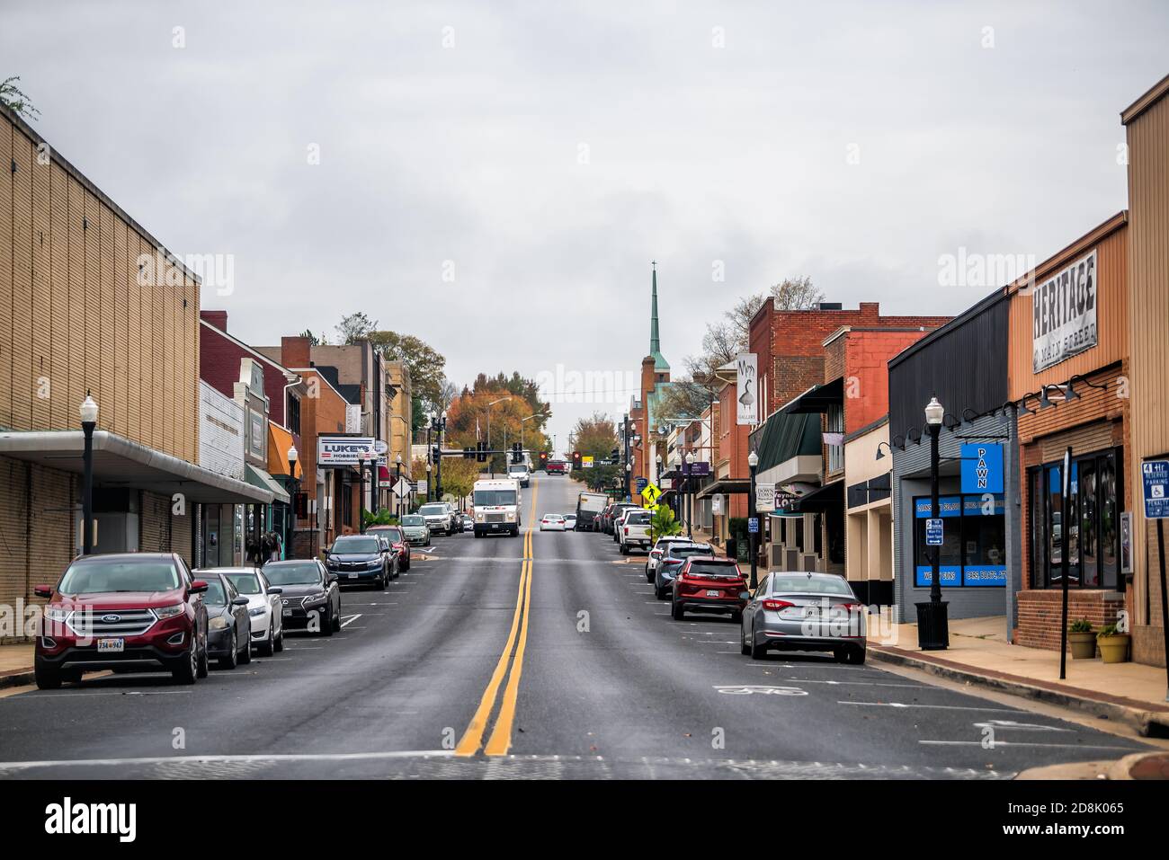 Waynesboro, USA - 27. Oktober 2020: Innenstadt in der Kleinstadt mit Hauptstraße im ländlichen Virginia und Autos von Geschäften geparkt Geschäfte Gebäude auf bewölkt Stockfoto