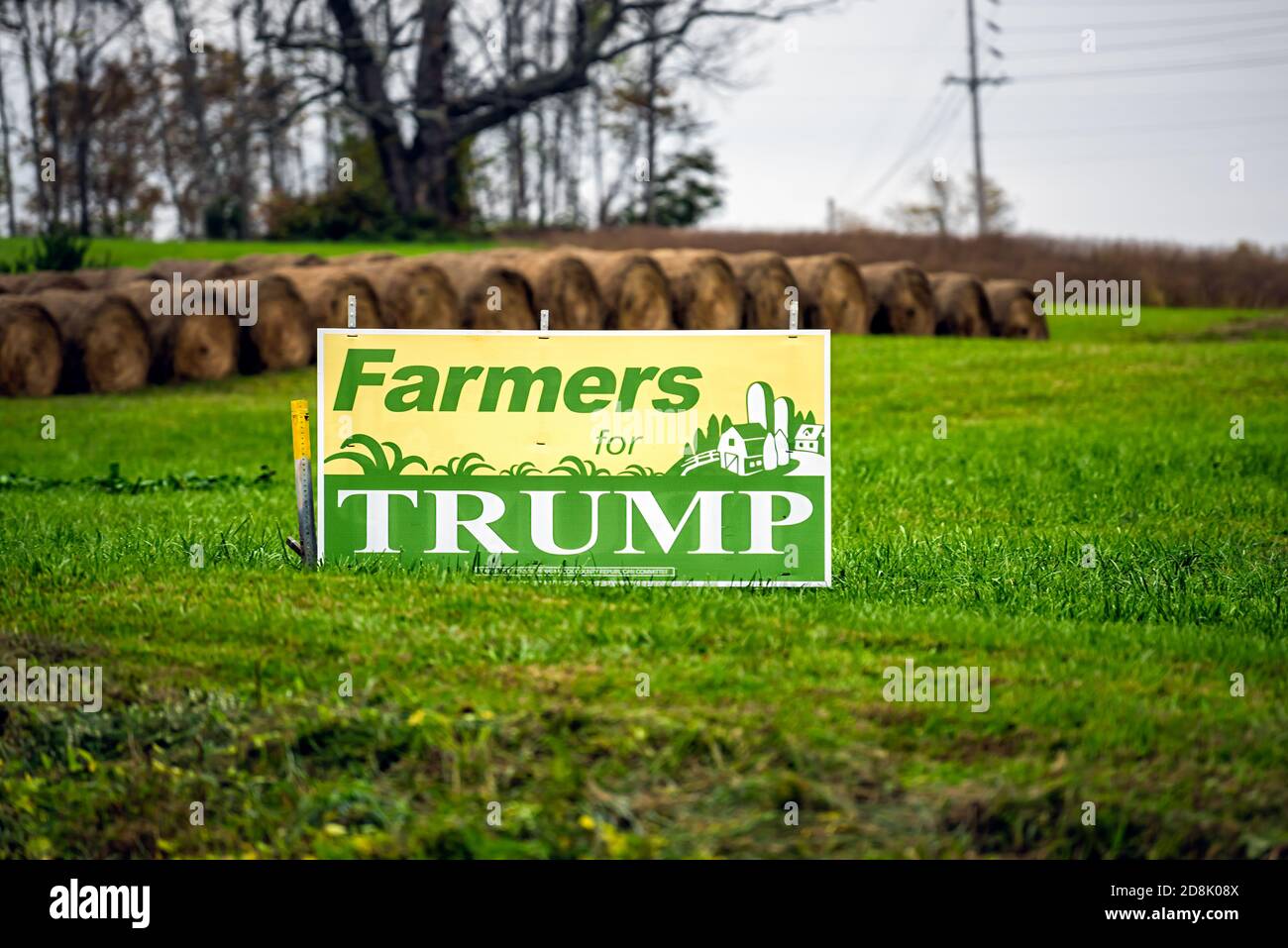 Washington, USA - 27. Oktober 2020: Bauern für Donald Trump grünes Zeichen mit Heuballen für republikanischen Parteipräsidenten Kandidat in Präsidentschaftswahlen Stockfoto