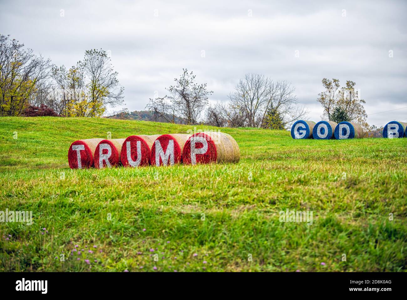 Washington, USA - 27. Oktober 2020: Gott segne Amerika und Donald Trump Slogan Text während der US-Präsidentschaftswahl auf Heuballen in Virginia ru gemalt Stockfoto