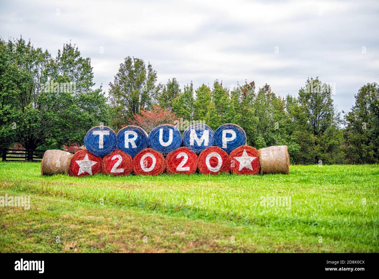 Washington, USA - 27. Oktober 2020: Donald Trump 2020 mit Sternentext während der US-Präsidentschaftswahl auf Heuballen in Virginia ländlichen Landsleuten gemalt Stockfoto