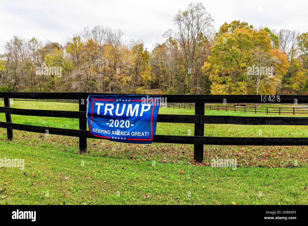 Washington, USA - 27. Oktober 2020: Politisches Schild zur Unterstützung von Donald J. Trump bei der Präsidentschaftswahl mit dem Hinweis, Amerika zu halten Great 2020 Text in Stockfoto