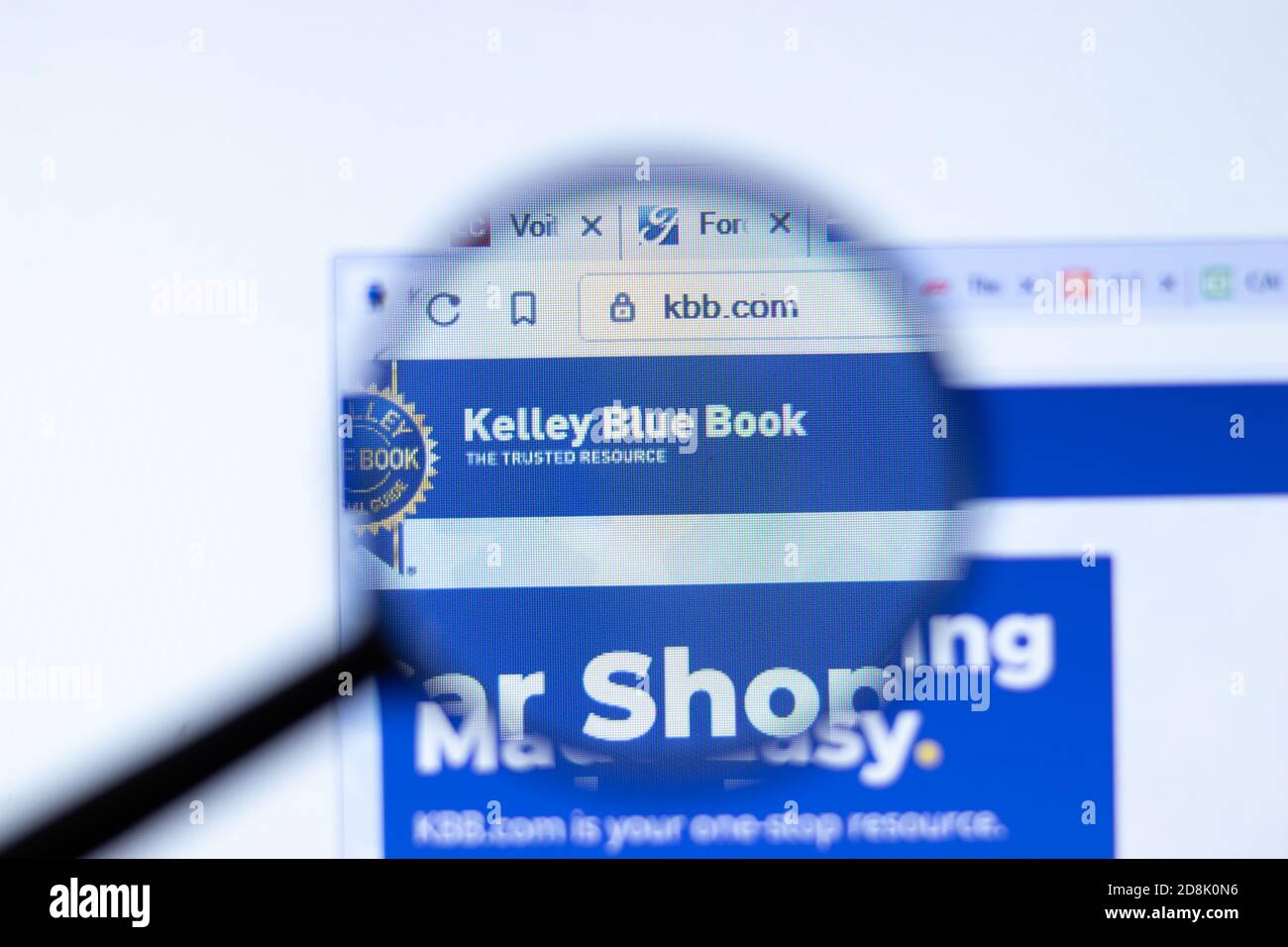 New York, USA - 29. September 2020: Kelley Blue Book kbb.com Firmenwebsite mit Logo aus der Nähe, illustrative Editorial Stockfoto