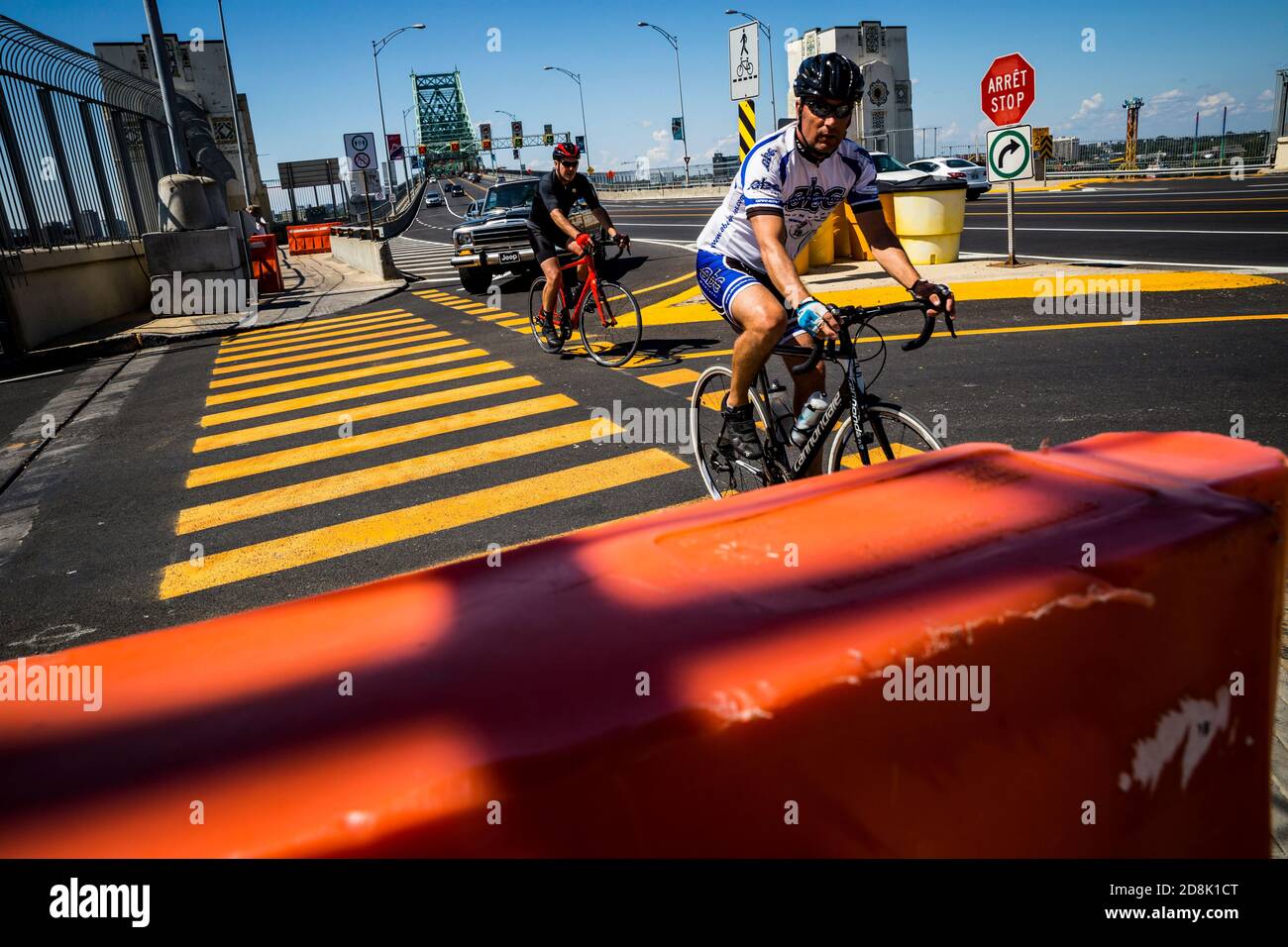 Radfahrer an einer Zebrakreuzung (Crosswalk) auf der Jacques Cartier Brücke in Montreal, Quebec, Kanada Stockfoto