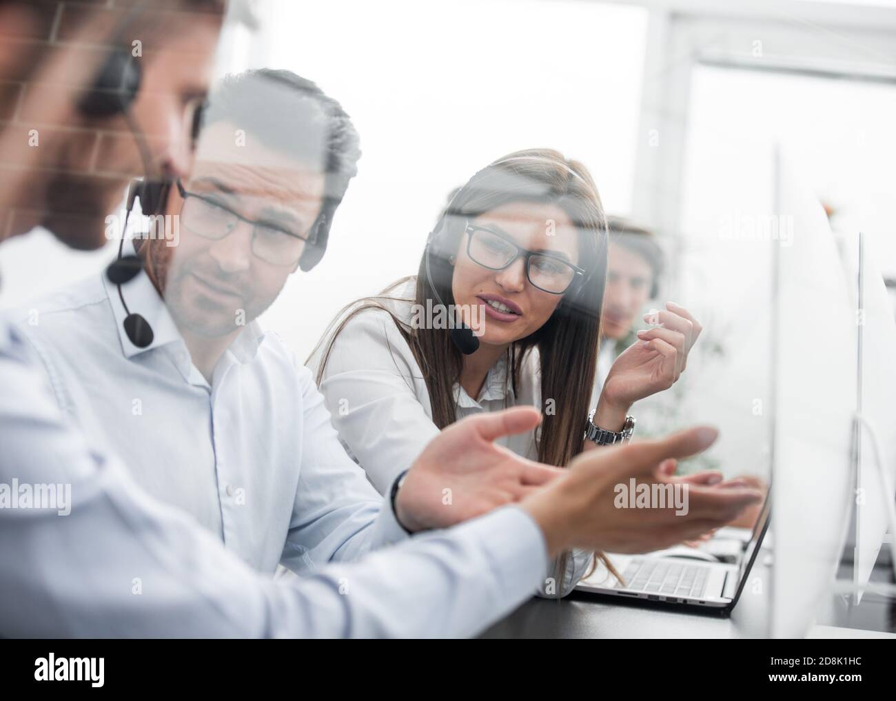 Bis zu schließen. lächelndes Personal Call Center Business Themen zu diskutieren. Stockfoto