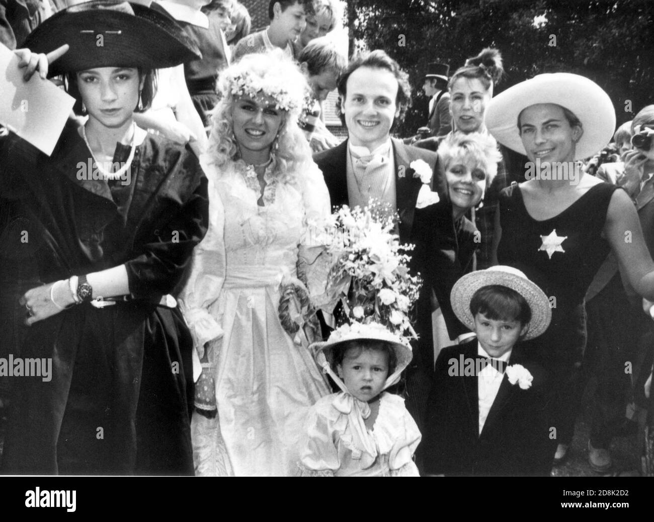 DIE SÄNGERIN MIT DEN BELLE-STARS SARAH JANE OWEN HEIRATET JAMES GUTHRIE BEI ST. THOMAS'S CHURCH, BEDHAMPTON HANTS. ANDERE GRUPPENMITGLIEDER KOMMEN INS BILD. PORTSMOUTH 1983 Stockfoto