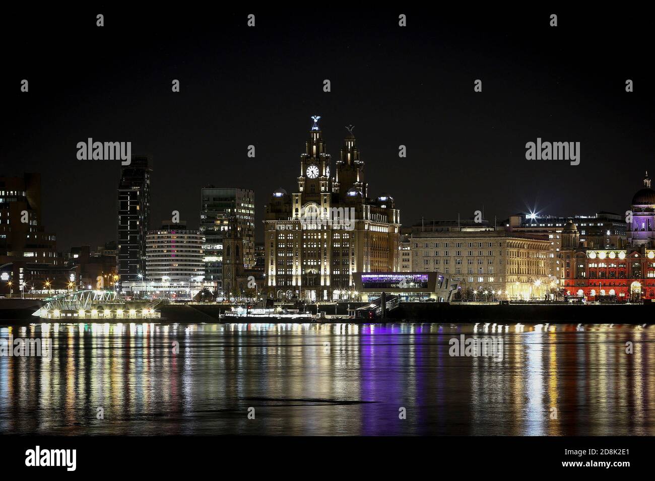 Allgemeine Nachtansicht der Liverpool Waterfront und Liver Gebäude von der Wirral Seite des Flusses Stockfoto