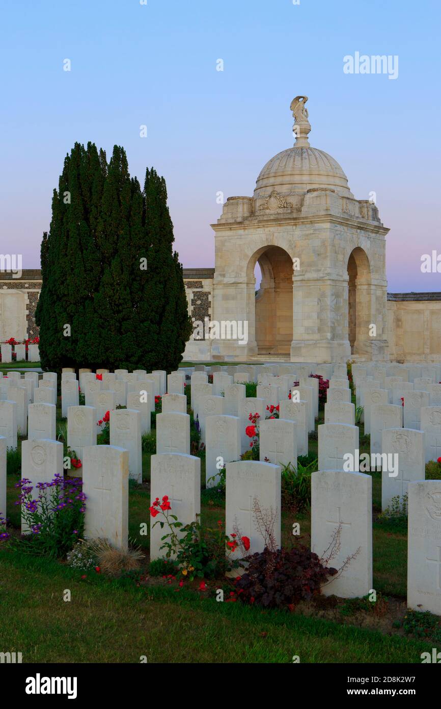 Tyne Cot Friedhof (1914-1918), der größte Friedhof für Commonwealth-Truppen der Welt, für jeden Krieg, in Zonnebeke, Belgien in der Dämmerung Stockfoto