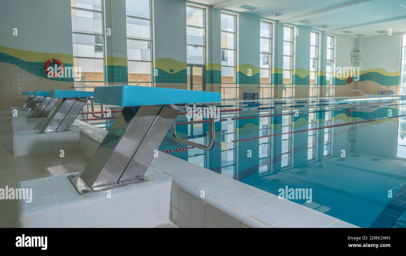 RUSSLAND, MOSKAU - AUG 23, 2020: Standwasserschwimmen für Sport Wassersport, ruhiges Wasser in der Morgensonne Stockfoto
