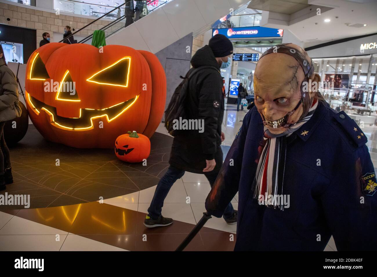 Moskau, Russland. 30. Oktober 2020 Künstler in Zombie-Kostümen während der "Zombie Ball" Veranstaltung im Metropolis Einkaufszentrum gewidmet der Halloween-Feier in Moskau, Russland Stockfoto