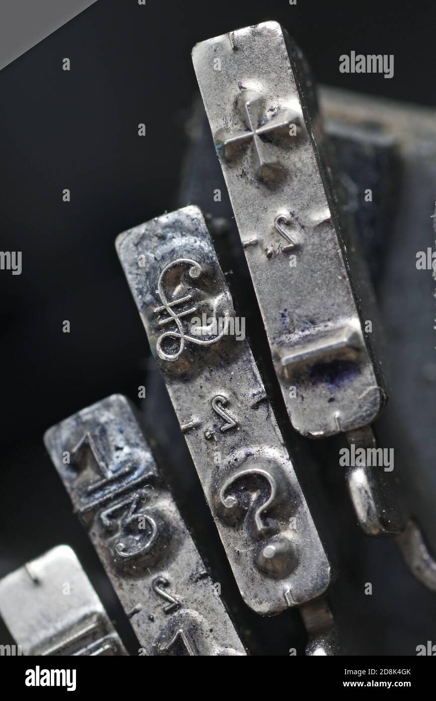Details von Schreibmaschinenhämmern, die Symbole eines Drittel Fraktion, Pfund-Zeichen, Fragezeichen, Addition und Subtraktion Zeichen zeigen Stockfoto
