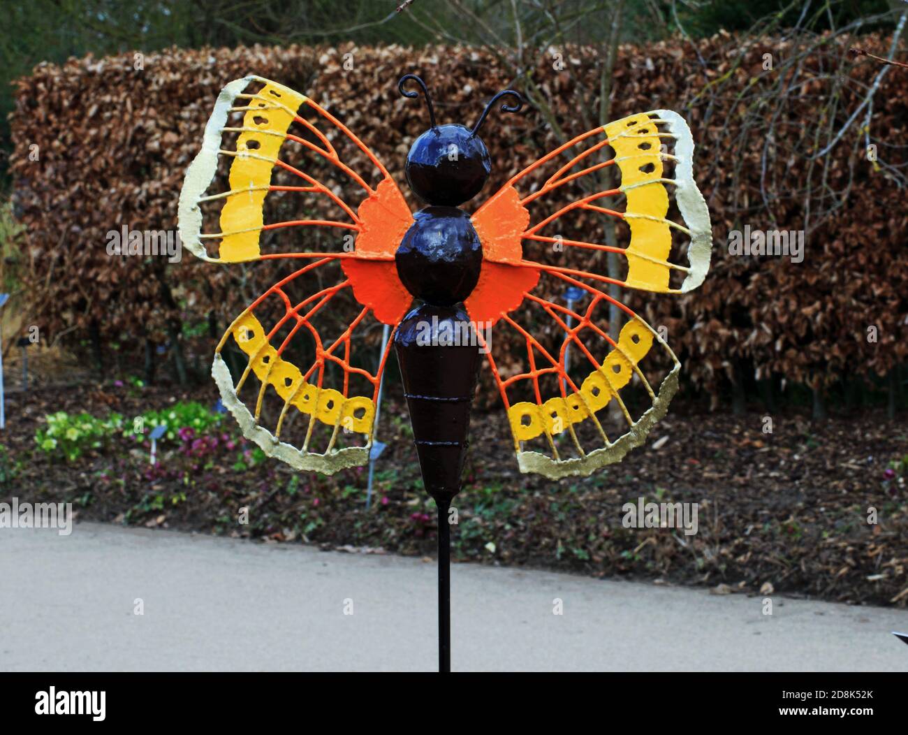 Dekorative große Schmetterling Kunst mit einer natürlichen Hecke in der Hintergrund Stockfoto