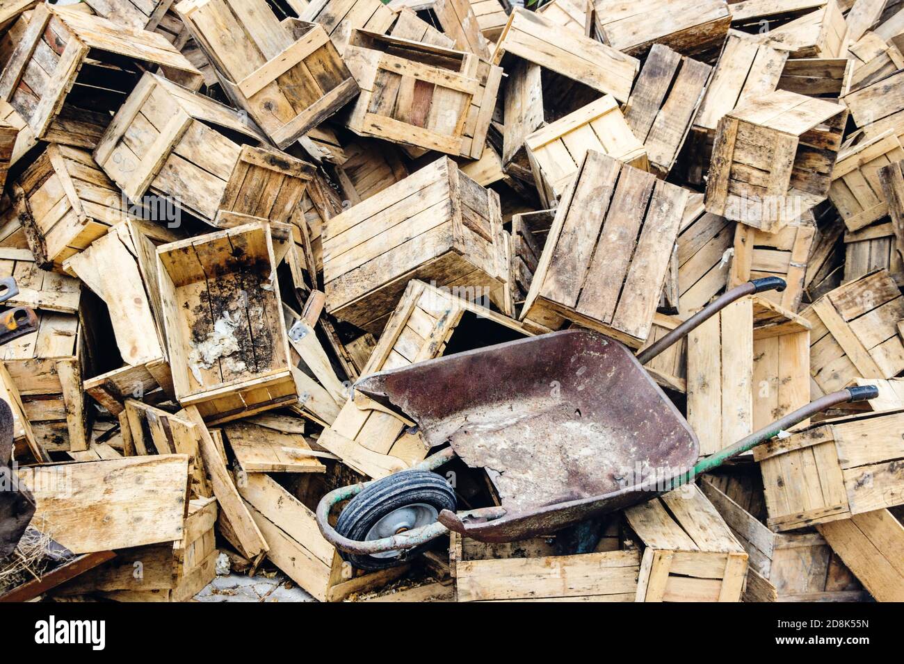 Ein Haufen alter Holzkisten auf dem Bauernhof Stockfoto