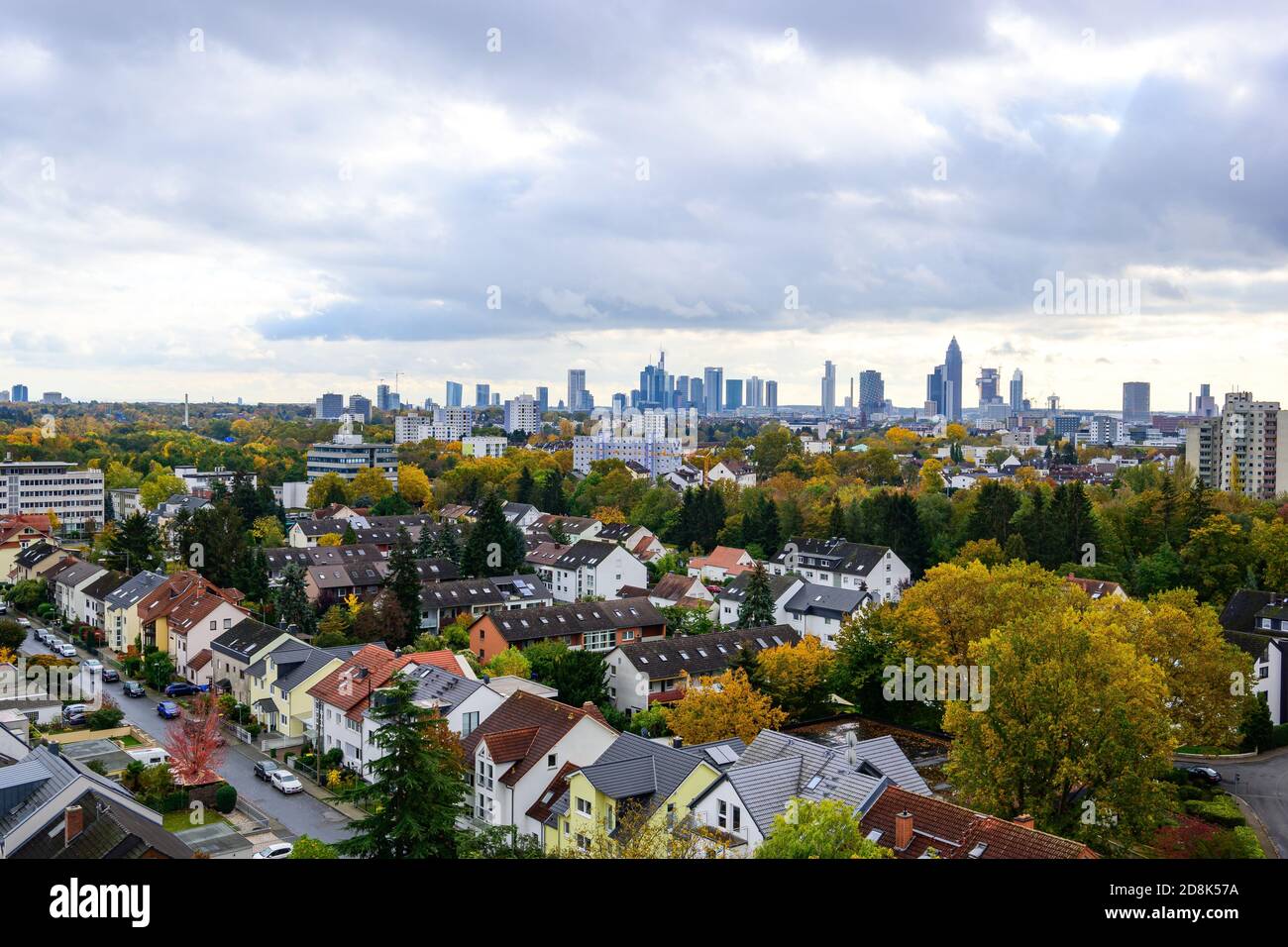 Schöne Luftaufnahme der europäischen Finanzzentrum Stadt Frankfurt am Main Innenstadt Skyline im Herbst. wolkiger Himmel, Wolken, bunte Bäume. Hessen, Deutschland Stockfoto