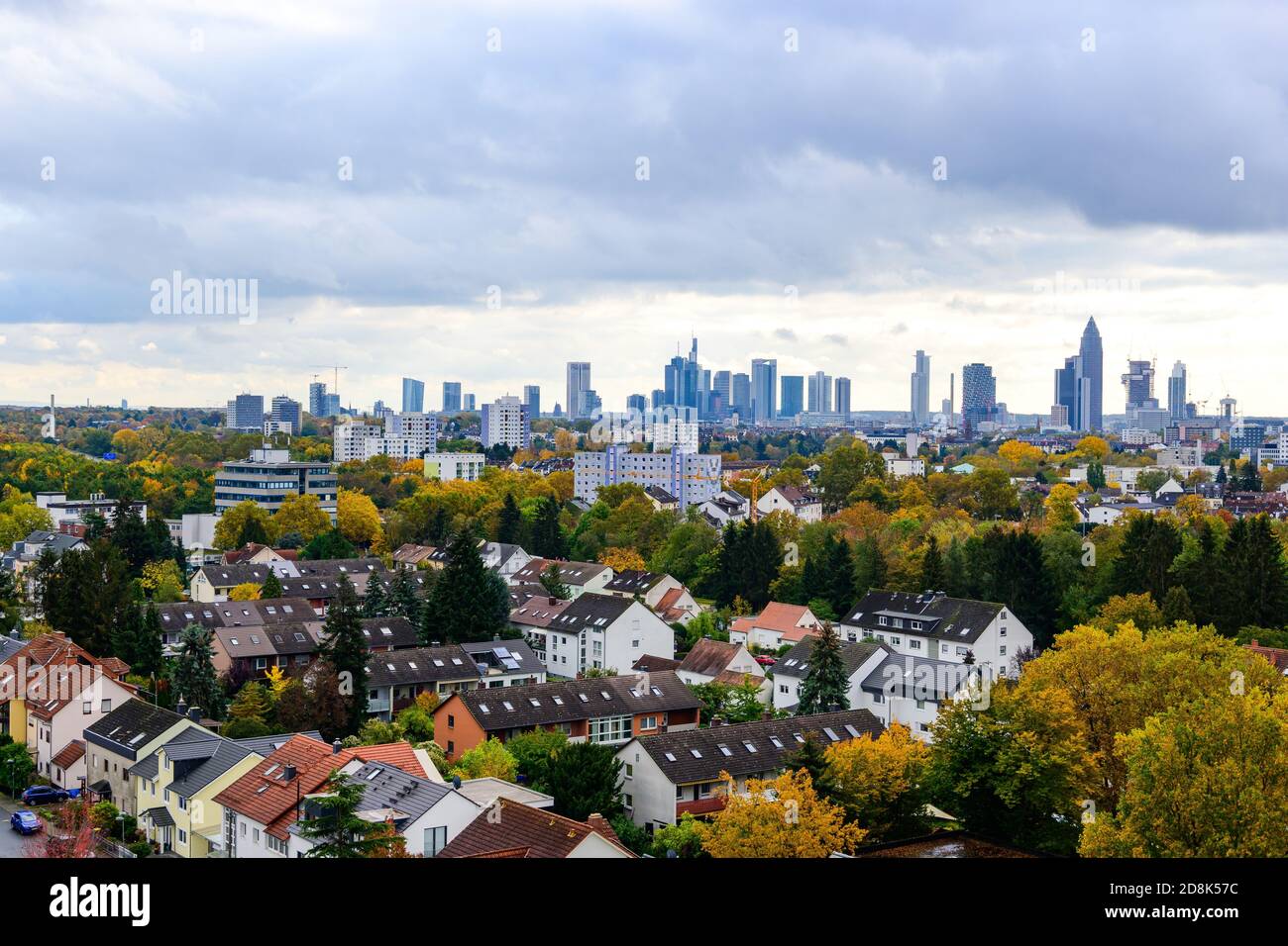 Schöne Luftaufnahme der europäischen Finanzzentrum Stadt Frankfurt am Main Innenstadt Skyline im Herbst. wolkiger Himmel, Wolken, bunte Bäume. Hessen, Deutschland Stockfoto