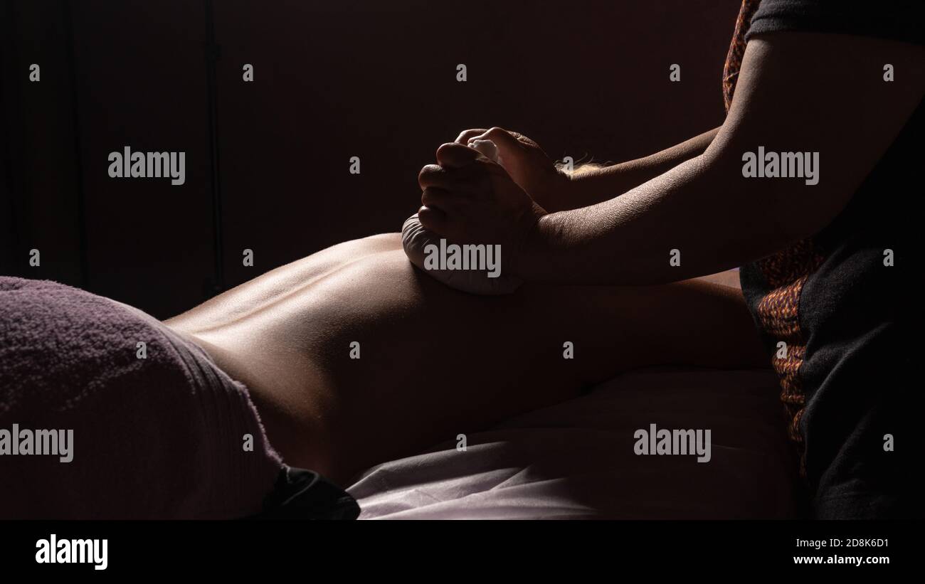 Massage therapeutische Rücken Mädchen, blond, europäisch, Schlüssel hell, dunkel Stockfoto