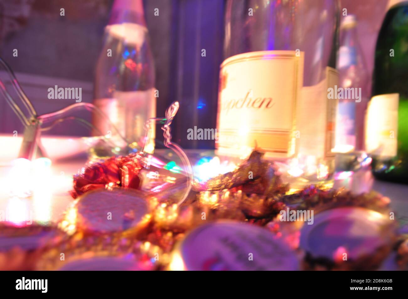 Party Reste Prosecco bunte leere Flaschen und ihre Deckel Stockfoto