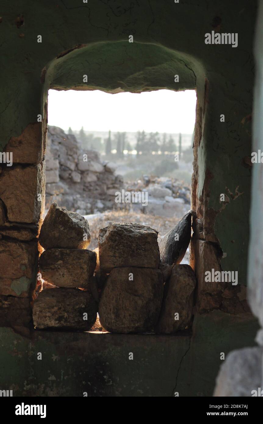 Jordan Umm Qays - verlassenes Haus in der Wüste - Schauen Sie durch das Fenster - Nahaufnahme Stockfoto