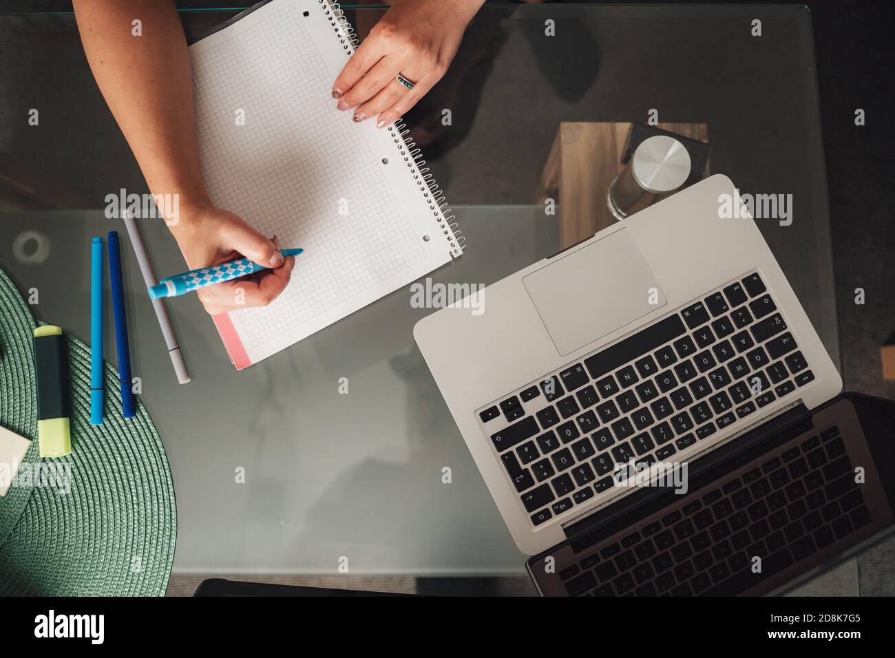 Direkt über Schuss der Geschäftsfrau, die notwendige Notizen in Notepad Während der Vorbereitung auf wichtige Treffen zu Hause Stockfoto