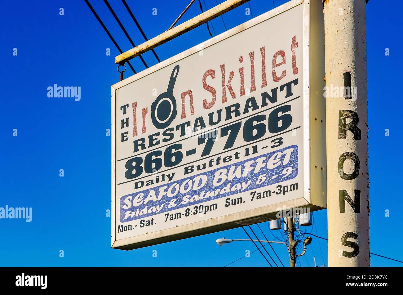 Ein Schild wirbt das Iron Skillet Restaurant, Oktober 29, 2020, in Citronelle, Alabama. Das Restaurant ist auf Südstaatenküche spezialisiert. Stockfoto