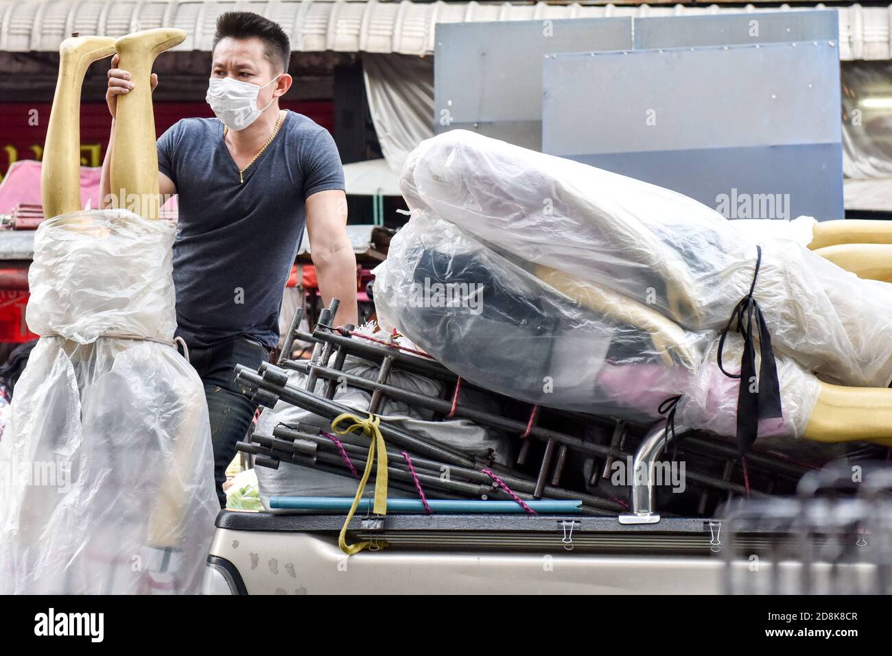 Mann, der eine Schaufensterpuppe während der Covid19 Pandemie transportiert, Chiang Mai, Thailand Stockfoto