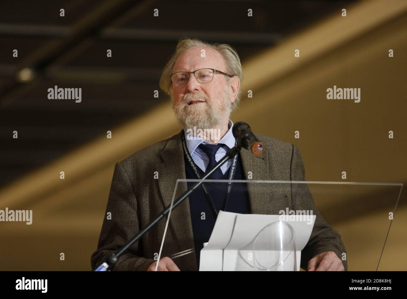 Brandenburg: Brandenburg: Das Foto zeigt den ehemaligen Bundespräsidenten D. Dr. h.c. Wolfgang Thierse, Vorsitzender des Kuratoriums der Bundeskanzler-Willy-Brandt-Stiftung, während seiner Rede bei der feierlichen Enthüllung der Willy-Brandt-Mauer am neuen Flughafen BER in Schönefeld. (Foto: Simone Kuhlmey/Pacific Press) Quelle: Pacific Press Media Production Corp./Alamy Live News Stockfoto