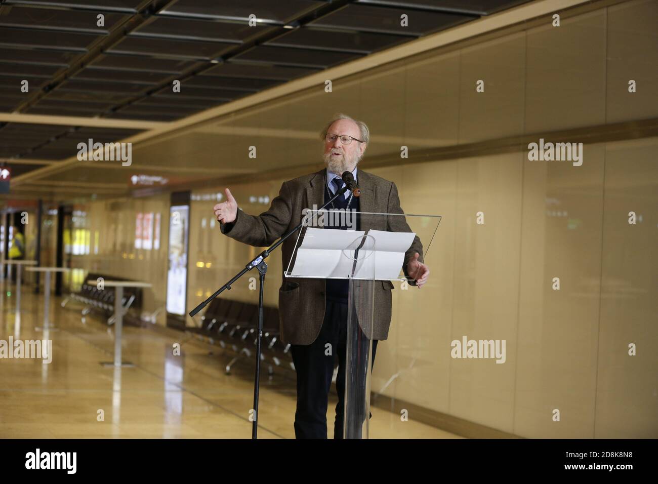 Brandenburg: Brandenburg: Das Foto zeigt den ehemaligen Bundespräsidenten D. Dr. h.c. Wolfgang Thierse, Vorsitzender des Kuratoriums der Bundeskanzler-Willy-Brandt-Stiftung, während seiner Rede bei der feierlichen Enthüllung der Willy-Brandt-Mauer am neuen Flughafen BER in Schönefeld. (Foto: Simone Kuhlmey/Pacific Press) Quelle: Pacific Press Media Production Corp./Alamy Live News Stockfoto